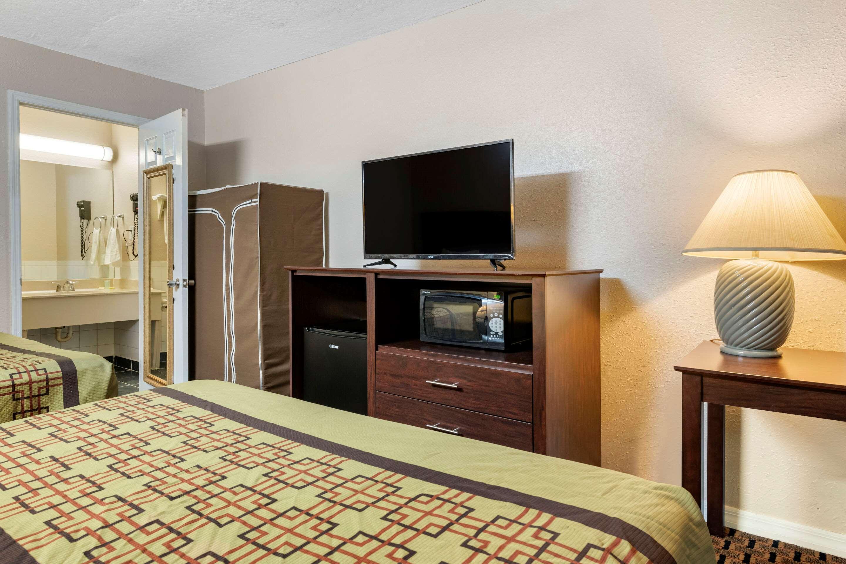 Rodeway Inn New Port Richey Extérieur photo